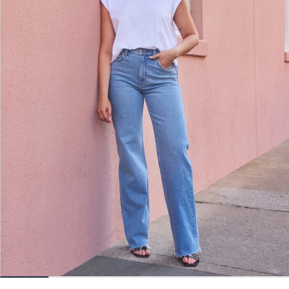 Abercrombie 90’s high rise relaxed jean